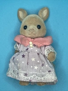 Vestido Calico Critters Hopper Canguro Mamá Cola Difusa Púrpura Estrella - Imagen 1 de 7