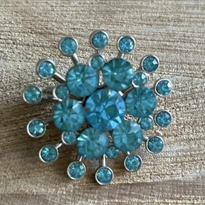 Vintage CORO MCM Aqua Blue Crystals Silver Tone Sunburst Flower Brooch Pin 1.25" - Picture 1 of 5