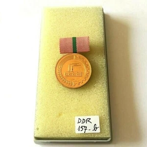 DDR MEDAILLE HERVORRAGENDE LEISTUNGEN LEICHT LEBENSMITTEL NAHRUNGSGÜTTER INDUSTR - Picture 1 of 6