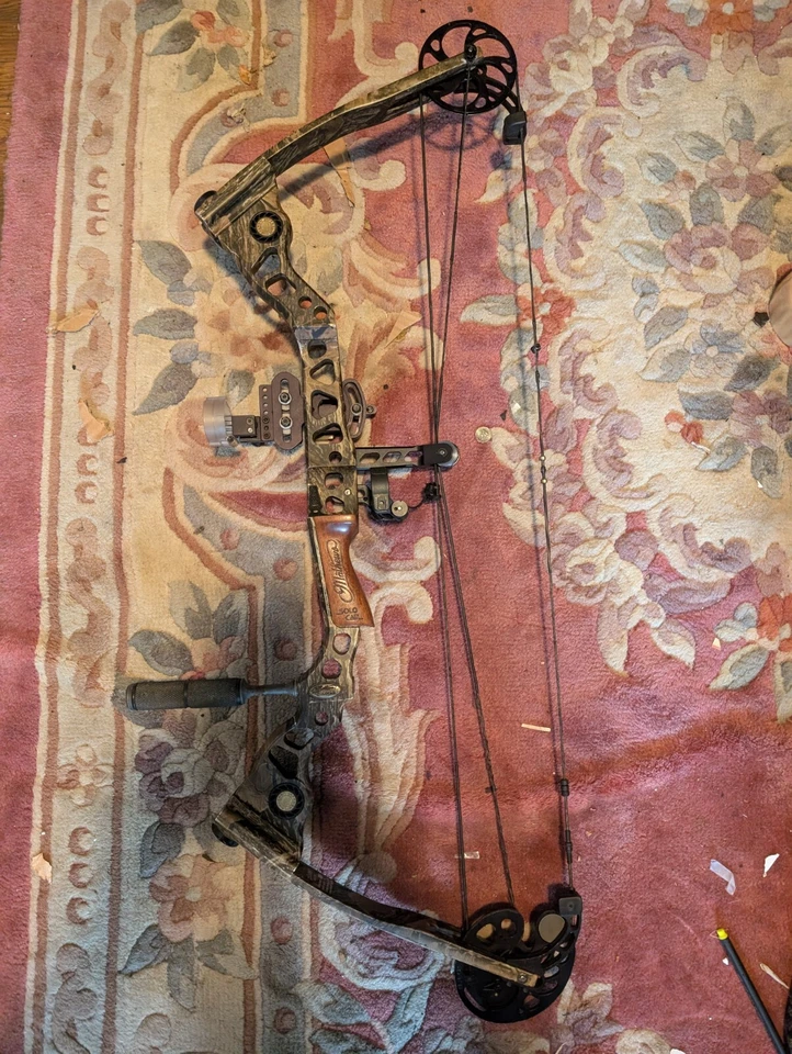 Mathews Legacy Compound Bow Nice Shape Overall  - Image 1 of 4