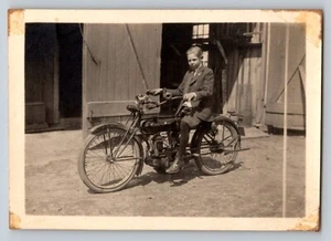 Foto Junge im Höschen auf Motorrad Cleveland 2-Takt Single Anfang 1900 - Bild 1 von 2
