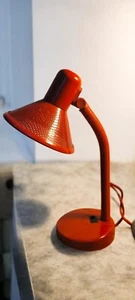 Lampe de chevet rouge vintage années 80 fonctionne abat jour métal perforé orien - Foto 1 di 6