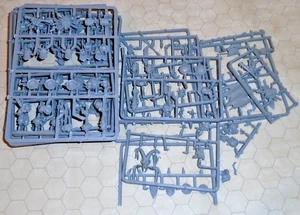 Warhammer Ogre Kingdoms Sprue Bits - Weapons, Gnoblars, Gut Plates - Picture 1 of 3