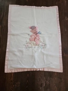 Vintage Babydecke appliziert bestickt Kätzchen & Blumen rosa Satinkante 26x34 - Bild 1 von 3