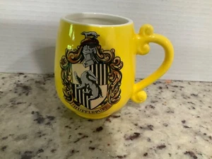 🔥 HARRY POTTER Yellow Coffee Cup Mug Embossed w House Hufflepuff Crest 🔥 - Imagen 1 de 6