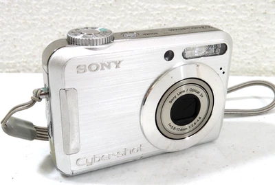 Sony Cyber-Shot DSC-S700 Digital Camera  7.2MP 3X Optical Zoom Silver - Image 1 of 4