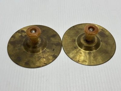 Par de platillos peripolo infantil banda de marcha de latón vintage asas de madera Foto 1 de 4