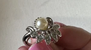 Vintage Avon Triple Pearl Silvertone Ring Adjustable 7.5 - Picture 1 of 7
