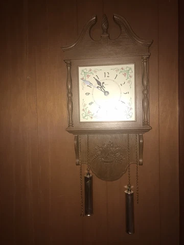 Vintage Syroco Colonial 1969 Battery Wall Clock  With  Weights #1553 WORKS Cover