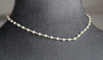 "COLLAR BLANCO DE PERLAS Y PERIDOTO CON RONDAS DE 4 MM ~ 18" Foto 1 de 2