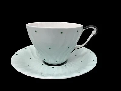 Xícara e pires de porcelana texturizados vintage Queen Anne verde bolinhas Inglaterra - Imagem 1 de 4