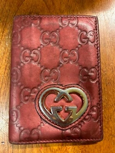 Estuche para tarjetas Gucci precioso corazón cuero - desgaste moderado - COLOR RARO hecho en Italia - Imagen 1 de 3