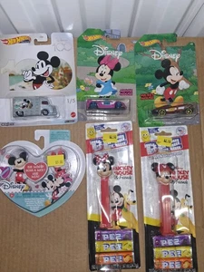 Disney Hot Wheels Mickey Minnie Cars Lot + PEZ Spender & Figuren Set Konvolut - Bild 1 von 8
