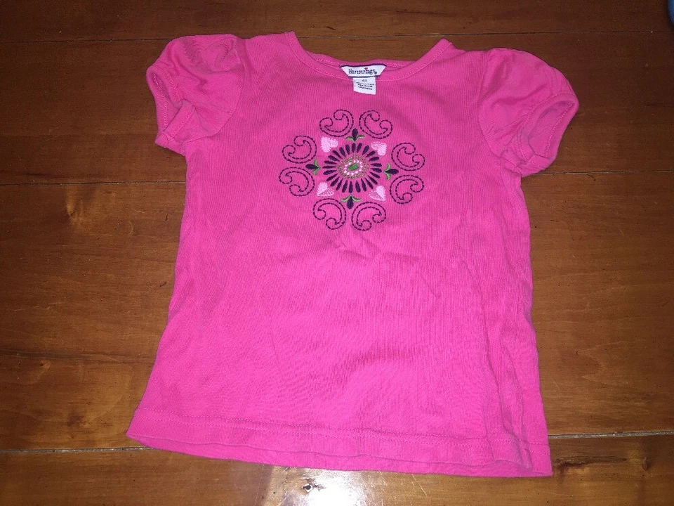 Camiseta bordada rosa Hartstrings tamanho 4t coração floral - Imagem 1 de 2