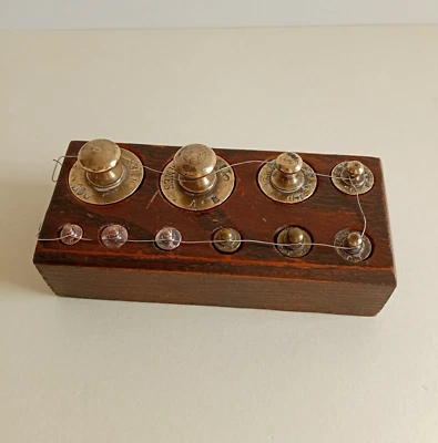 Boîte de 10 poids anciens - Photo 1/4