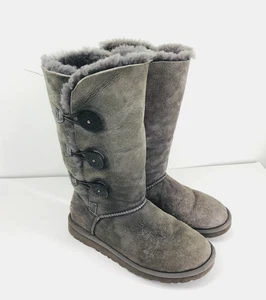 UGG S/N 1873 Bailey Botón Triple Botas Mujer Talla 6 Gris Alto Piel de Oveja Cuero - Imagen 1 de 11