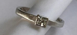 14 Karat gebürstetes Weißgold Moissanit Ring Größe 3,5-4 - Bild 1 von 6