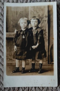 Cartolina antica RPPC, bellissime giovani sorelle che si tengono per mano, di Worcester Ma - Foto 1 di 3