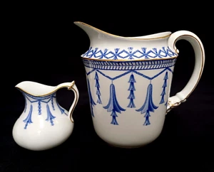 ROYAL CROWN DERBY BLAUE GLOCKE AN KETTE HEISSWASSERKRUG & SAHNEKÄNNCHEN SET SELTEN - Bild 1 von 16