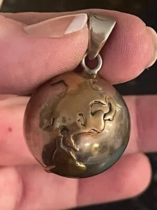 MEXIKO STERLINGSILBER KUGEL ANHÄNGER MIT MESSING LÄNDER SIGNIERT FABELHAFT WOW - Bild 1 von 4