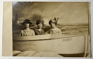 1910 Tre DONNE Rocket Boat SEAS RUVIDO RPPC Foto Reale Faro Cartolina - Foto 1 di 6