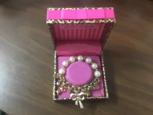 Pulsera Elástica Brillante Betsey Johnson Vintage Perlas Arcos y Corazones con Caja - Imagen 1 de 8
