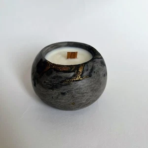 Handmade candle with natural scented oil and wooden wick in a black and gold pot - Picture 1 of 5