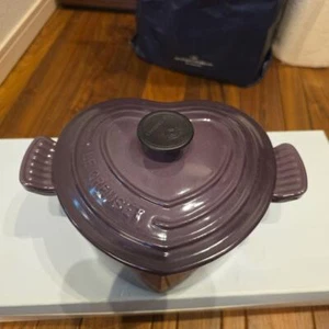 Le Creuset Cocotte D'amour Cassis 20 cm/7,9" lila Herz Topf Gusseisen gut - Bild 1 von 6