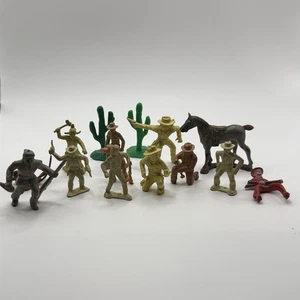Statuina vintage gomma indiani occidentali e cowboy mista 14 pezzi cavallo cactus plastica - Foto 1 di 5