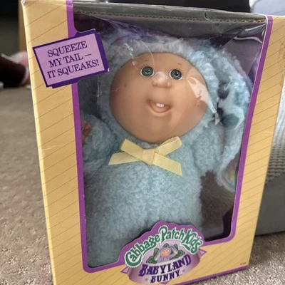 Adesivo de repolho vintage anos 90 infantil BabyLand coelho azul com caixa 1990 - Imagem 1 de 4