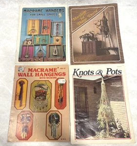 Lotto 4 libri vintage anni 70 motivo macramè appendiabiti da parete appendiabiti piante fai da te artigianato - Foto 1 di 10
