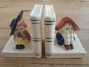 VINTAGE KERAMIK SITZENDER JUNGE & MÄDCHEN MIT GROSSEN HÜTEN BUCHSTÜTZEN GESTEMPELT JAPAN 4" GROSS  - Bild 1 von 10