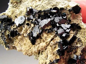 Granate Andradita Variedad Cristal Melanita Condado de San Benito California - Imagen 1 de 6