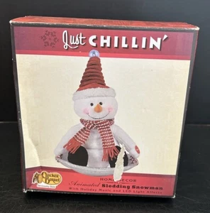 Cracker Barrel - Just Chillin’ - Schlitten Schneemann - LED Licht & Sound - Bild 1 von 6