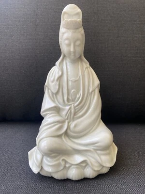 Estatuilla de oración de la diosa Kwan-Yin china de porcelana de Lord & Taylor Japón Foto 1 de 4