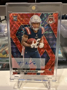 2025 Mosaic TreVeyon Henderson Red Mosaic Rookie Auto /199 🔥 Patriots (AU, RC) - Picture 1 of 4