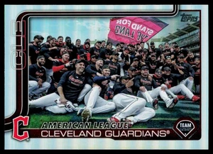 2025 Topps Cleveland Guardians Rainbow Holo Cleveland Guardians #612 - Picture 1 of 2