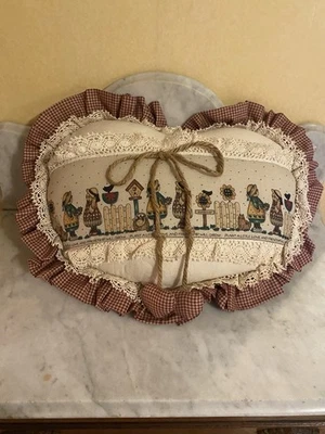 Almohada decorativa primitiva de campo con adornos de encaje y franela en forma de corazón Foto 1 de 4