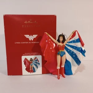 2020 Hallmark Keepsake: "Lynda Carter As Wonder Woman" Christmas Ornament w/ Box - Afbeelding 1 van 9