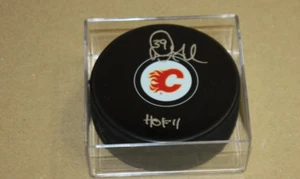 CALGARY FLAMES #39 DOUG GILMOUR Autographed SIGNED Puck HOF 2011 JSA W/CASE - Picture 1 of 2