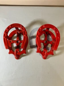 Paar/Vintage Gusseisen Pferde Trense Klammern Made in England rot Gummi getaucht - Bild 1 von 6