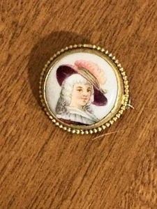 Spilla porcellana ovale ritratto giovane grande cappello bordeaux/rosa cornice oro vintage - Foto 1 di 7