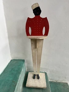 Soporte para fumar mayordomo de madera pintada de arte popular americano. - Imagen 1 de 9