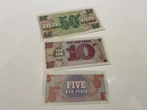 British Armed Forces, 6th series, 5 10 50 New Pence NOTES, Uncirculated - Picture 1 of 2