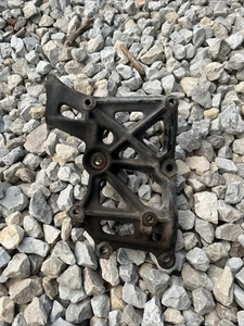 1990-1995 MITSUBISHI MIGHTY MAX / RAM 50 2.4 A/C COMPRESSOR BRACKET OEM 4G64 - Picture 1 of 5