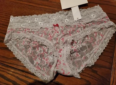 НОВЫЙ С ЯРЛЫКАМИ DKNY ЭЛАСТИЧНОЙ ЦВЕТОЧНЫЙ КРУЖЕВА БИКИНИ ТРУСИКИ С РУЧКОЙ НАЗАД 543000 X5R СЕРЫЙ/РОЗОВЫЙ M - Изображение 1 из 2