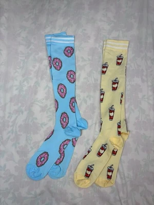 Paquete de 2 calcetines de compresión Funky Neon - Donut - Café - Azul + Amarillo - M/L Foto 1 de 4