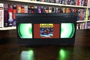 Goosebumps: Legend Of The Lost Legend VHS Lamp + Remote - Imagen 1 de 2