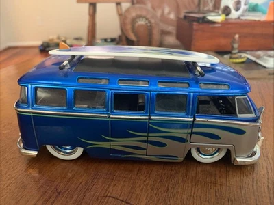 Autobús Volkswagen Jada BIGTIME KUSTOMS '62 escala 1/24 Foto 1 de 4