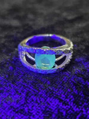 ¿Uranio? Anillo Avon NTR reactivo UV talla 7 con diamantes simulados enchapados en plata Foto 1 de 4
